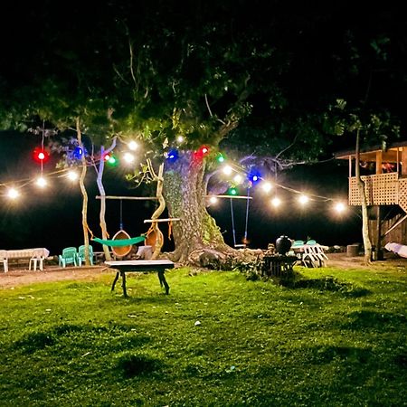 לינה וארוחת בוקר ממבג'או Borbon'S Treehouse By The Sea מראה חיצוני תמונה