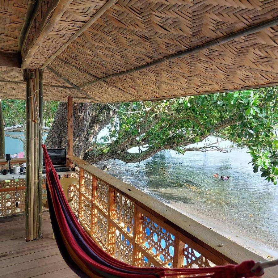 לינה וארוחת בוקר ממבג'או Borbon'S Treehouse By The Sea מראה חיצוני תמונה